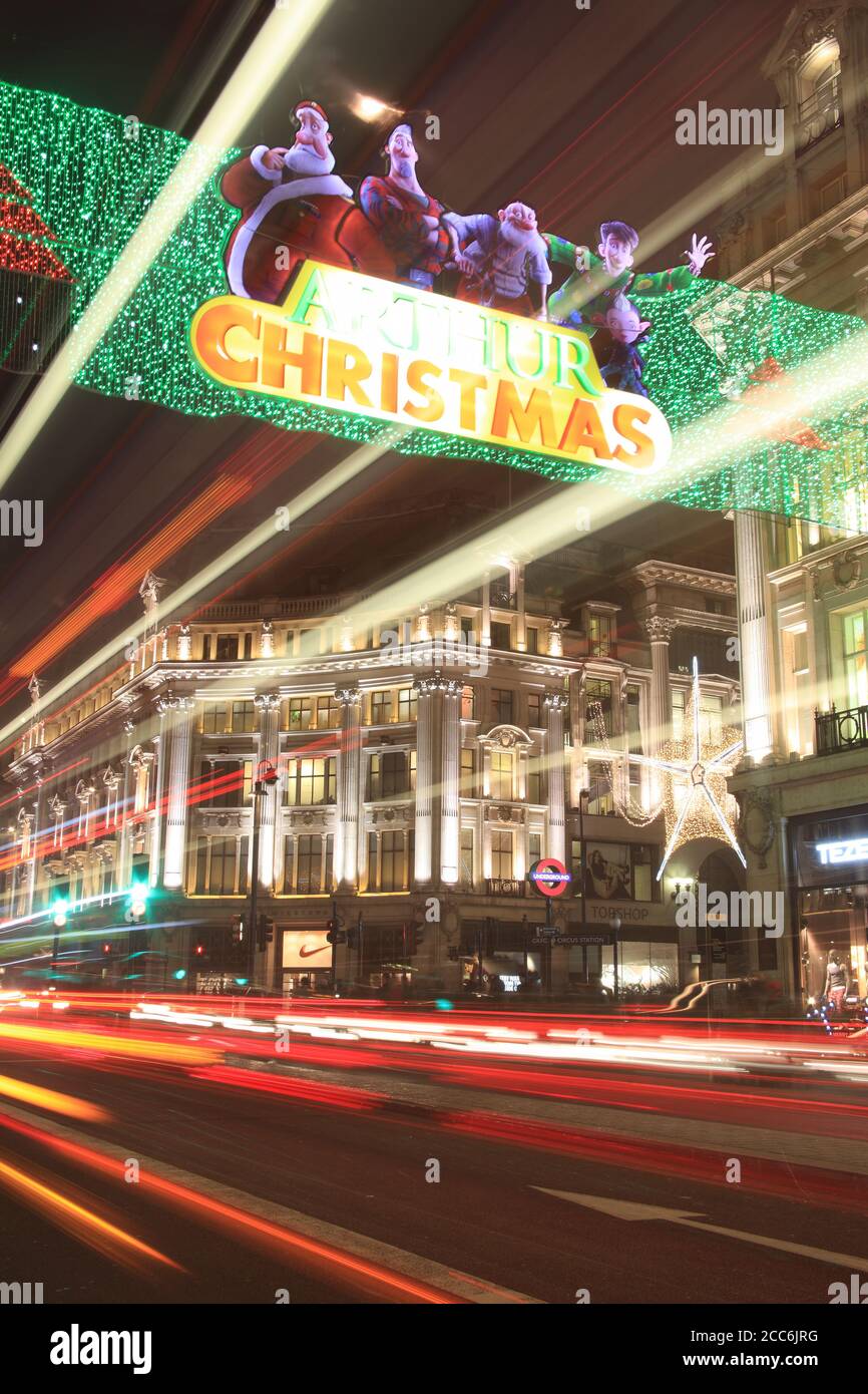 Londra, Regno Unito - 12 novembre 2011: Le luci di Natale mostrano lungo Regent Street con i sentieri di luce del veicolo durante la stagione festiva che è un tr popolare Foto Stock