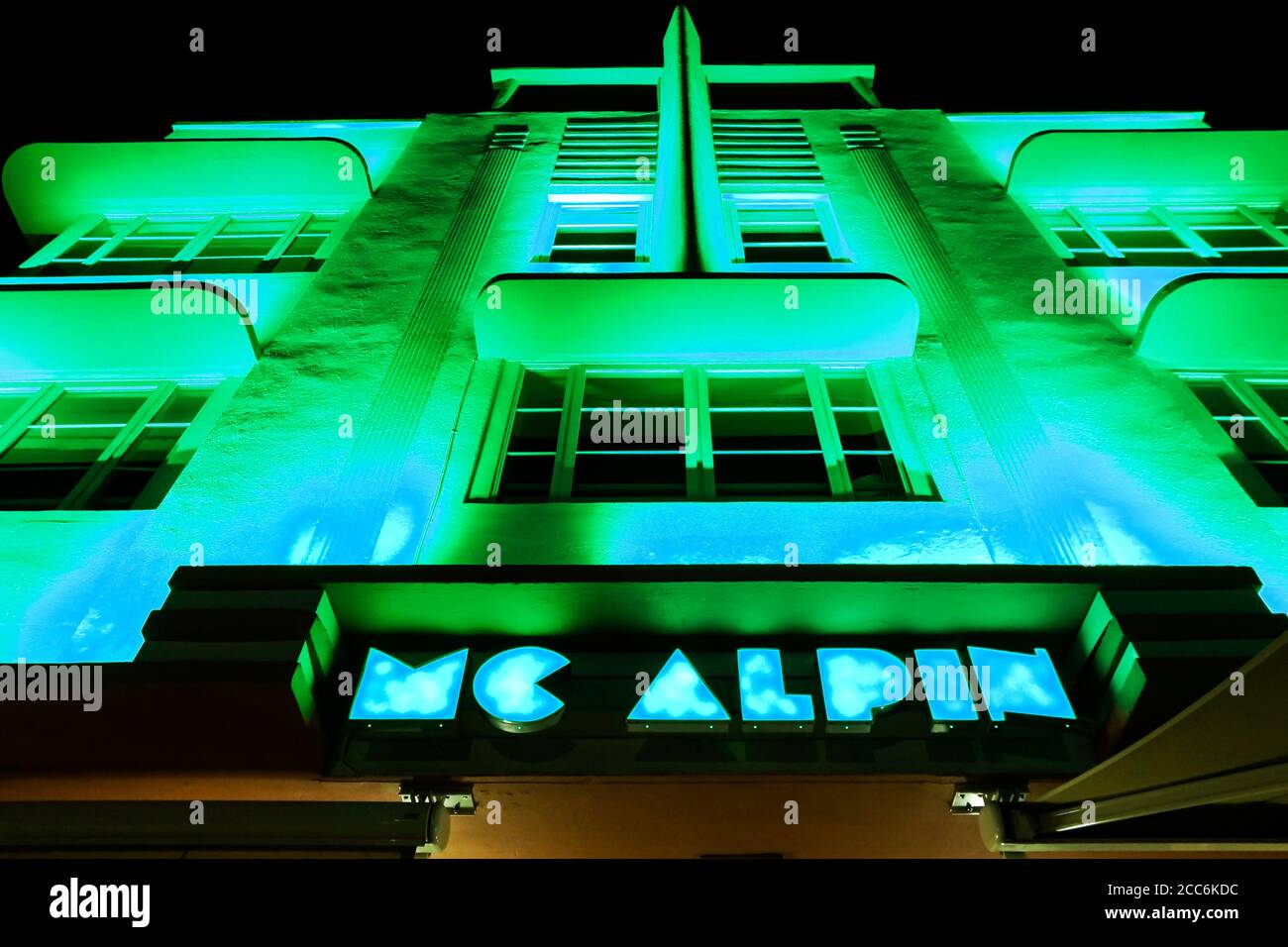 South Beach, Florida - 30 Dicembre 2014: Art Deco Hotel McAlpin illuminato in Néon Green Lights. Foto Stock