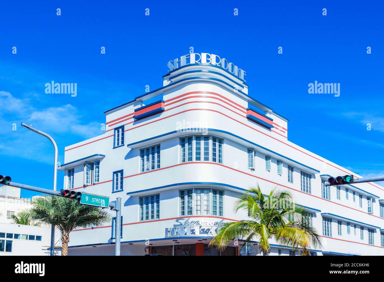 South Beach, Florida - 29 Dicembre 2014: Art Deco Sherbrooke Hotel con bei cieli Blu. Foto Stock