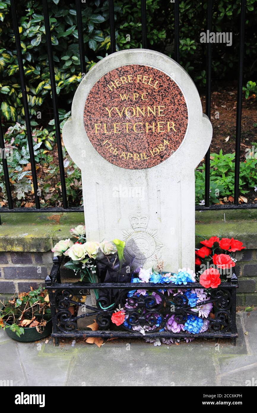 Londra, UK, 30 agosto 2011: memoriale al WPC Yvonne Fletcher in St James's Square, ucciso a morte dagli occupanti dell'ambasciata libica nel 1984 Foto Stock
