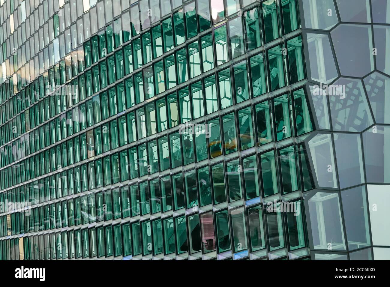 Motivi geometrici della moderna facciata in vetro delle finestre della sala concerti Harpa dell'architetto islandese Olafur Eliasson, Rekjavik, Islanda Foto Stock