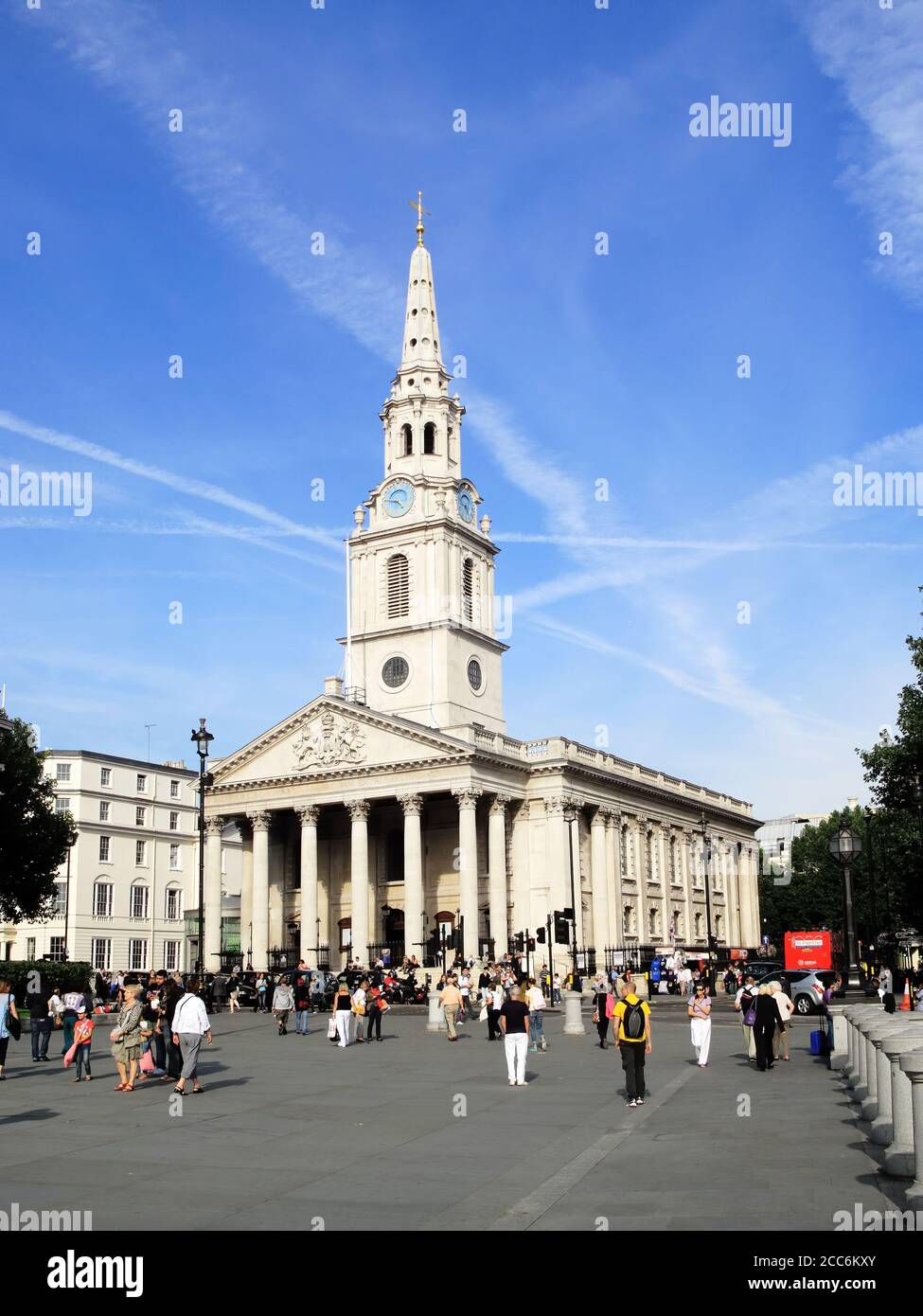 Londra, UK - 1 settembre 2010: St Martin nei campi in Trafalgar Square con i turisti che è una destinazione turistica popolare la Foto Stock