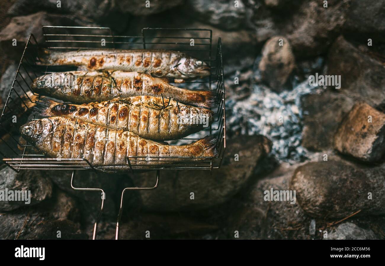 Trote fresche cotte sono in griglia alla griglia Foto Stock