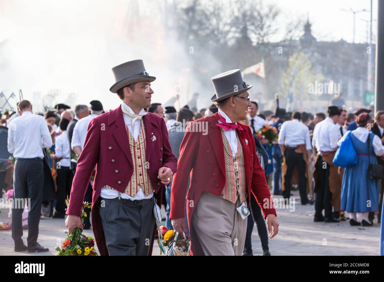 Zurigo, Svizzera - 13 aprile 2015 - uomini in costume tradizionale nella tradizionale sfilata primaverile delle Gilde (Sechselauten o Sachsiluute) AS Foto Stock