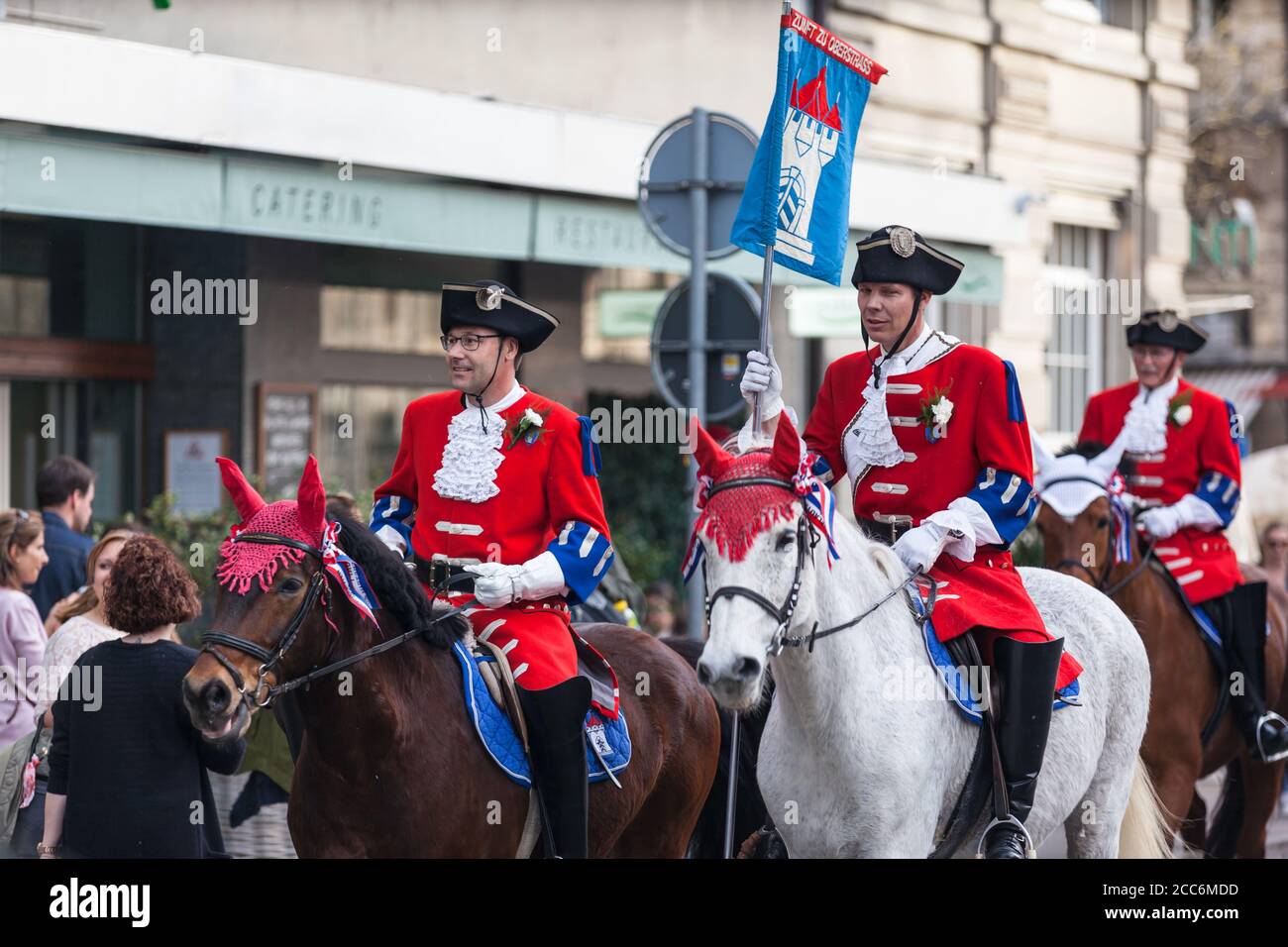 Zurigo, Svizzera - 13 aprile 2015 - gente in costumi tradizionali che cavalcano i cavalli alla tradizionale sfilata primaverile delle Gilde (Sechselauten Foto Stock