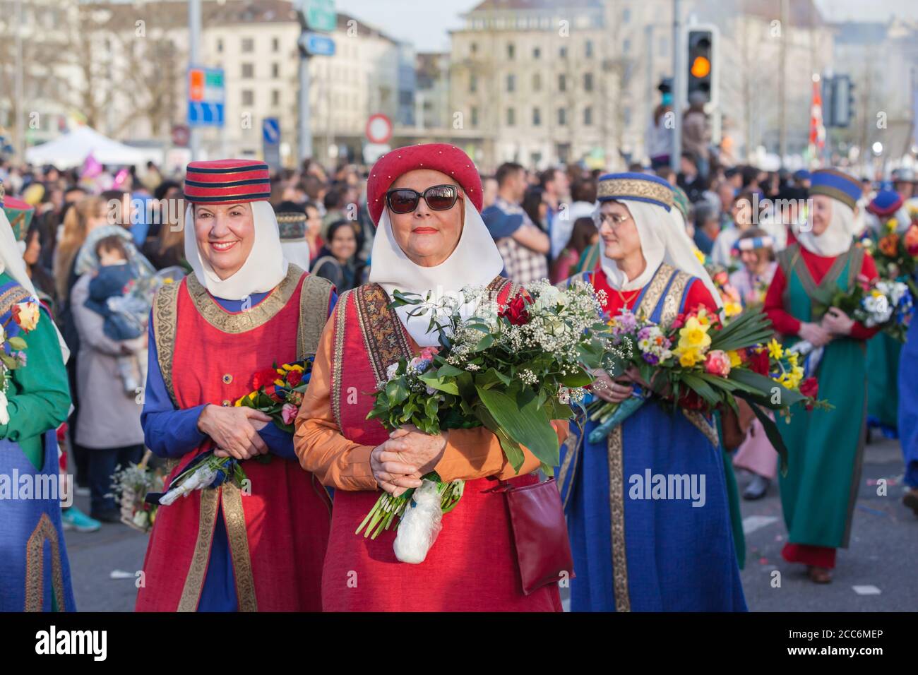 Zurigo, Svizzera - 13 aprile 2015 - Donne in costume tradizionale nella tradizionale sfilata primaverile delle Gilde (Sechselauten o Sachsiluute) A. Foto Stock