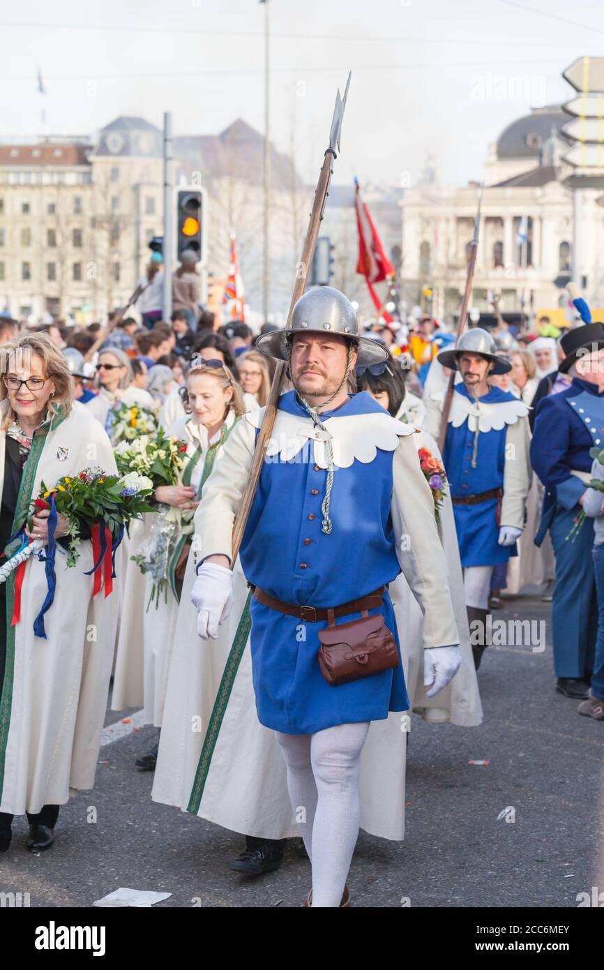 Zurigo, Svizzera - 13 aprile 2015 - Donne in costume tradizionale nella tradizionale sfilata primaverile delle Gilde (Sechselauten o Sachsiluute) A. Foto Stock