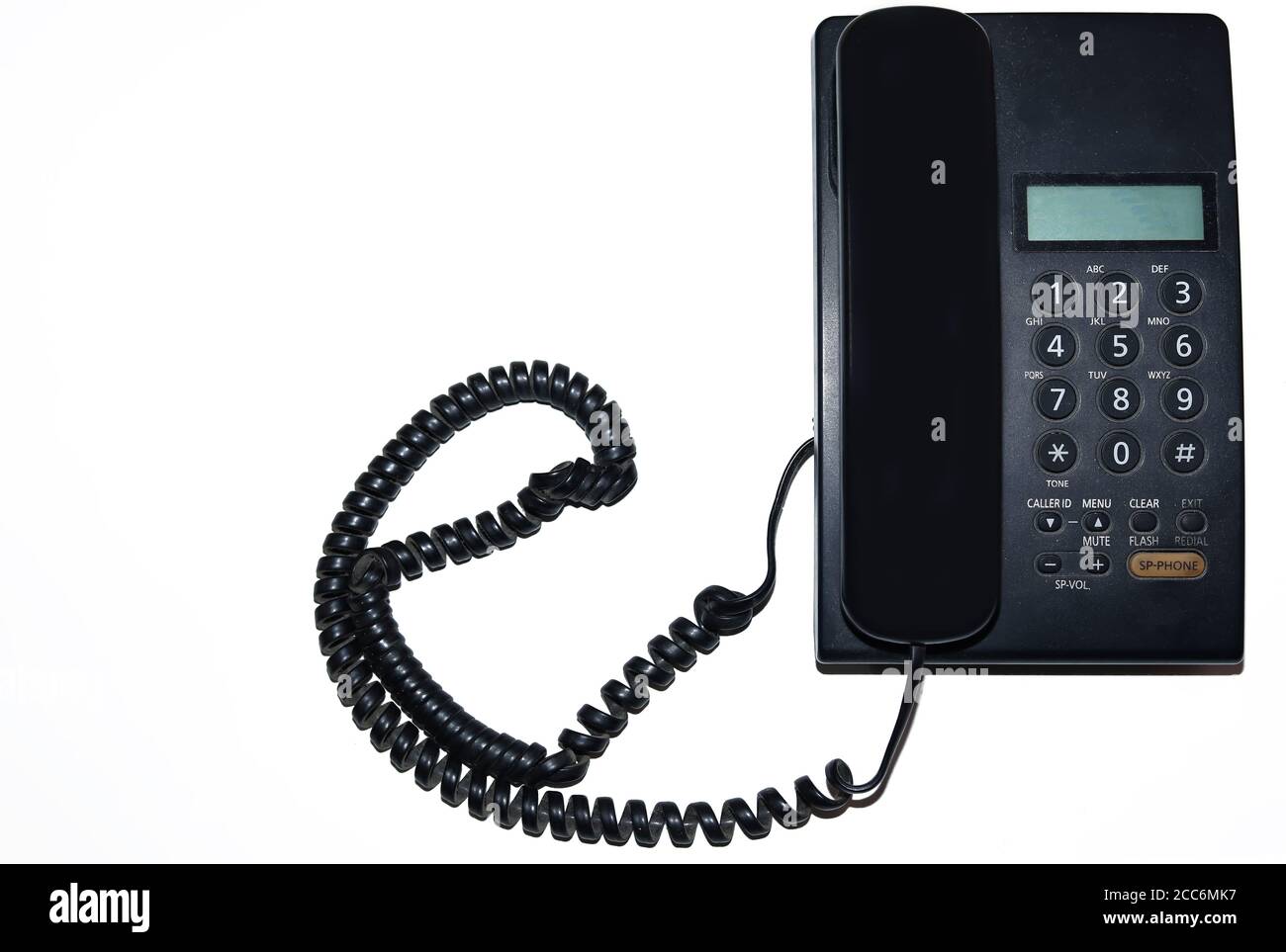 Vista dall'alto del nuovo telefono nero su sfondi bianchi Foto Stock