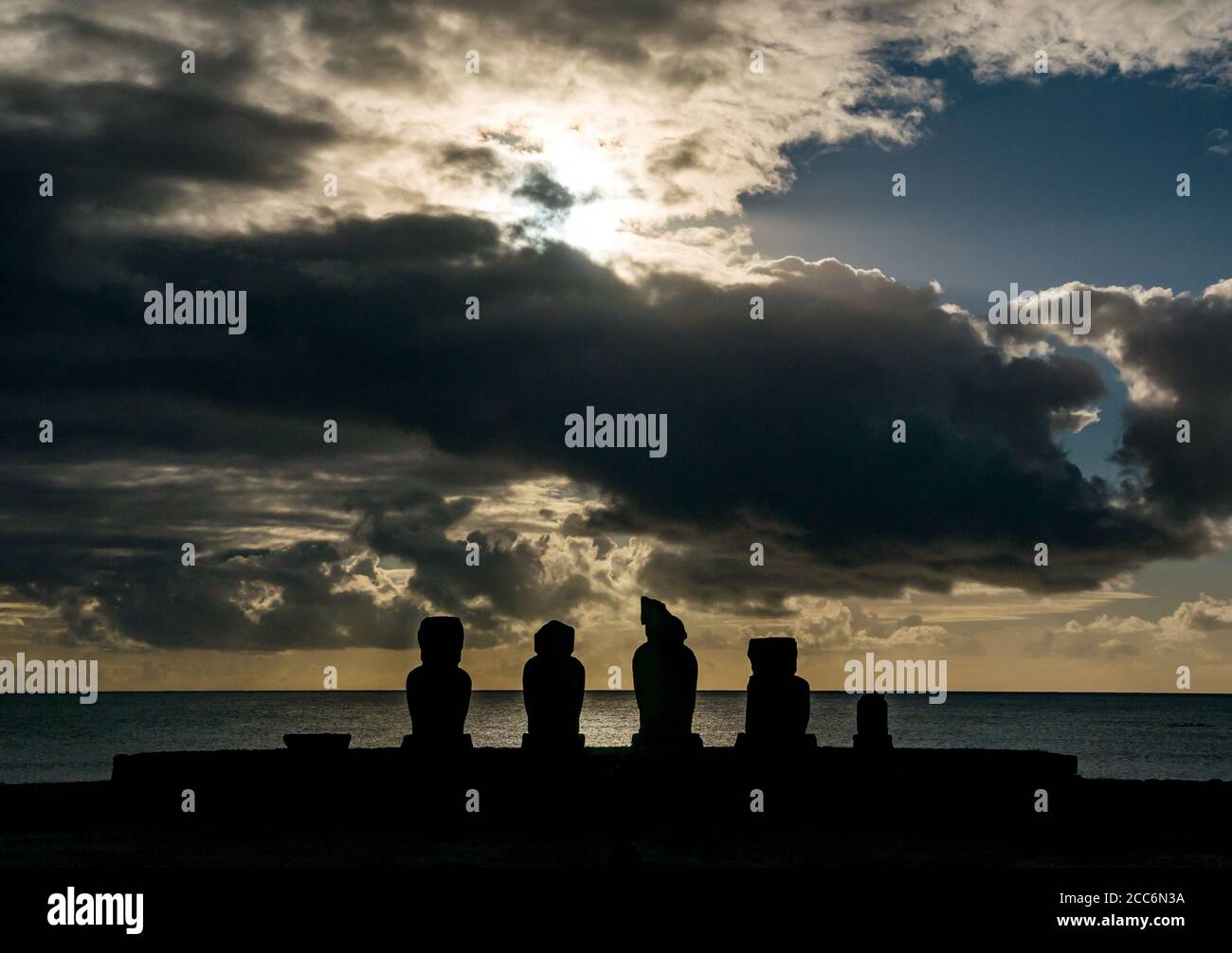 Tramonto spettacolare con le silhouette di AHU Moai, Tahai, Isola di Pasqua, Rapa Nui, Cile Foto Stock