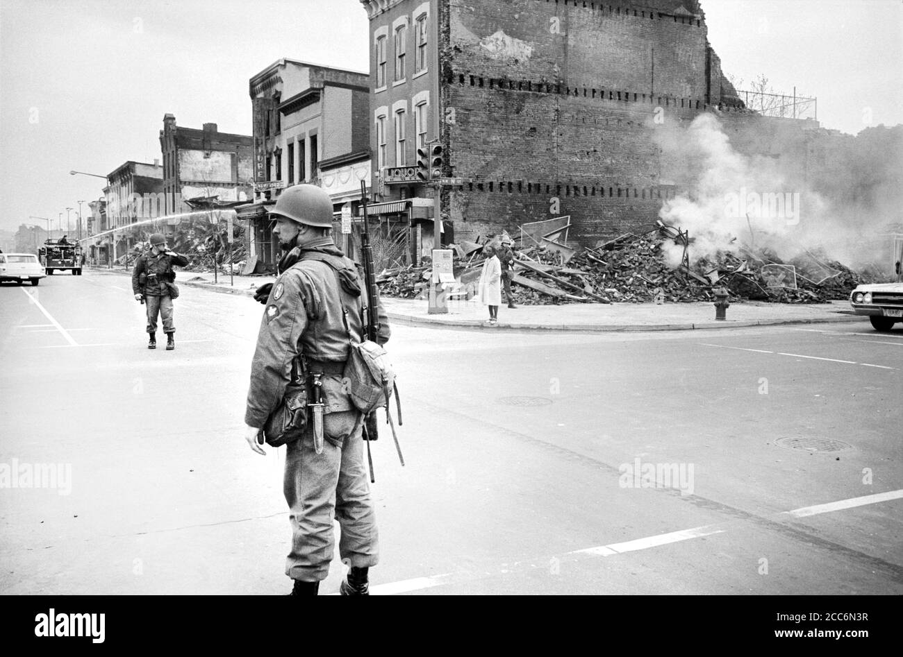 Guardia soldato degli Stati Uniti vicino alle rovine di edifici distrutti da rivolte a seguito del Dr. Martin Luther King Jr, assassinio, 7th and N Street, N.W., Washington, D.C., USA, Warren K. Leffler, 8 aprile 1968 Foto Stock