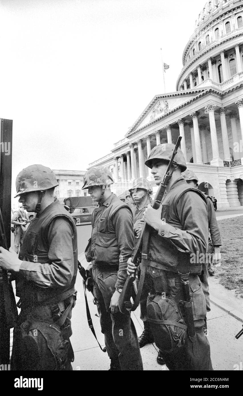 I soldati statunitensi stanno in guardia nei pressi del Campidoglio degli Stati Uniti, durante i tumulti che seguirono il Dr. Martin Luther King Jr, assassinio, 7th and N Street, N.W., Washington, D.C., USA, Warren K. Leffler, 8 aprile 1968 Foto Stock