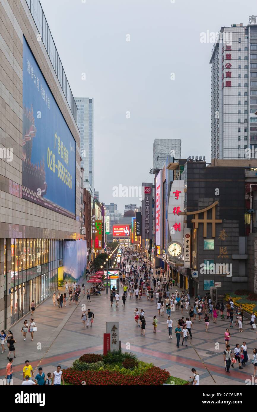 Chengdu, Cina - 30 luglio 2015 - un sacco di persone sulla famosa strada pedonale dello shopping Chunxi strada prima della notte, a Chengdu, la capitale di Foto Stock