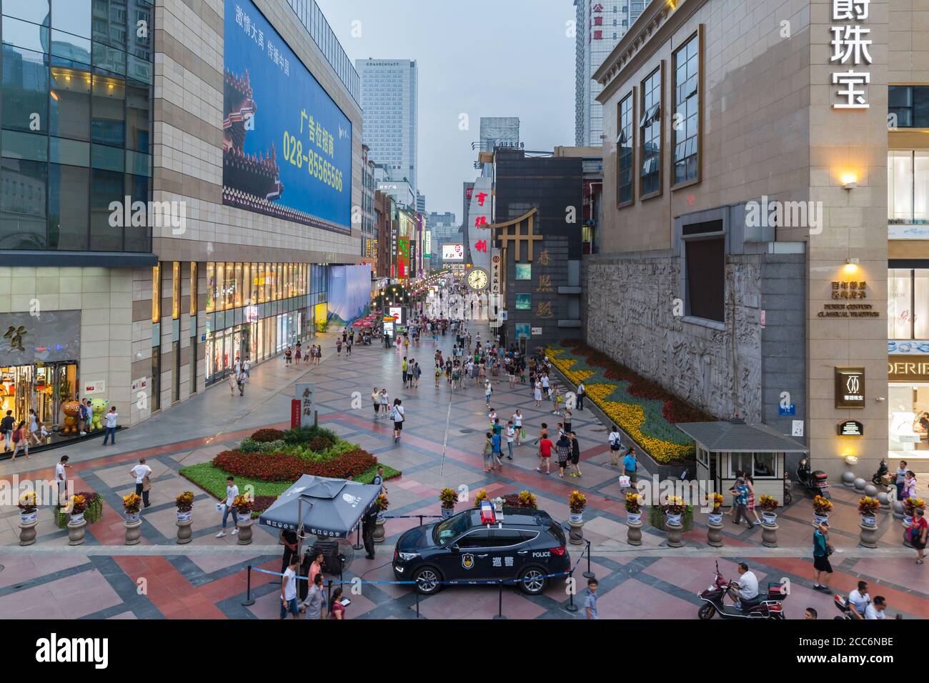 Chengdu, Cina - 30 luglio 2015 - un sacco di persone sulla famosa strada pedonale dello shopping Chunxi strada prima della notte, a Chengdu, la capitale di Foto Stock