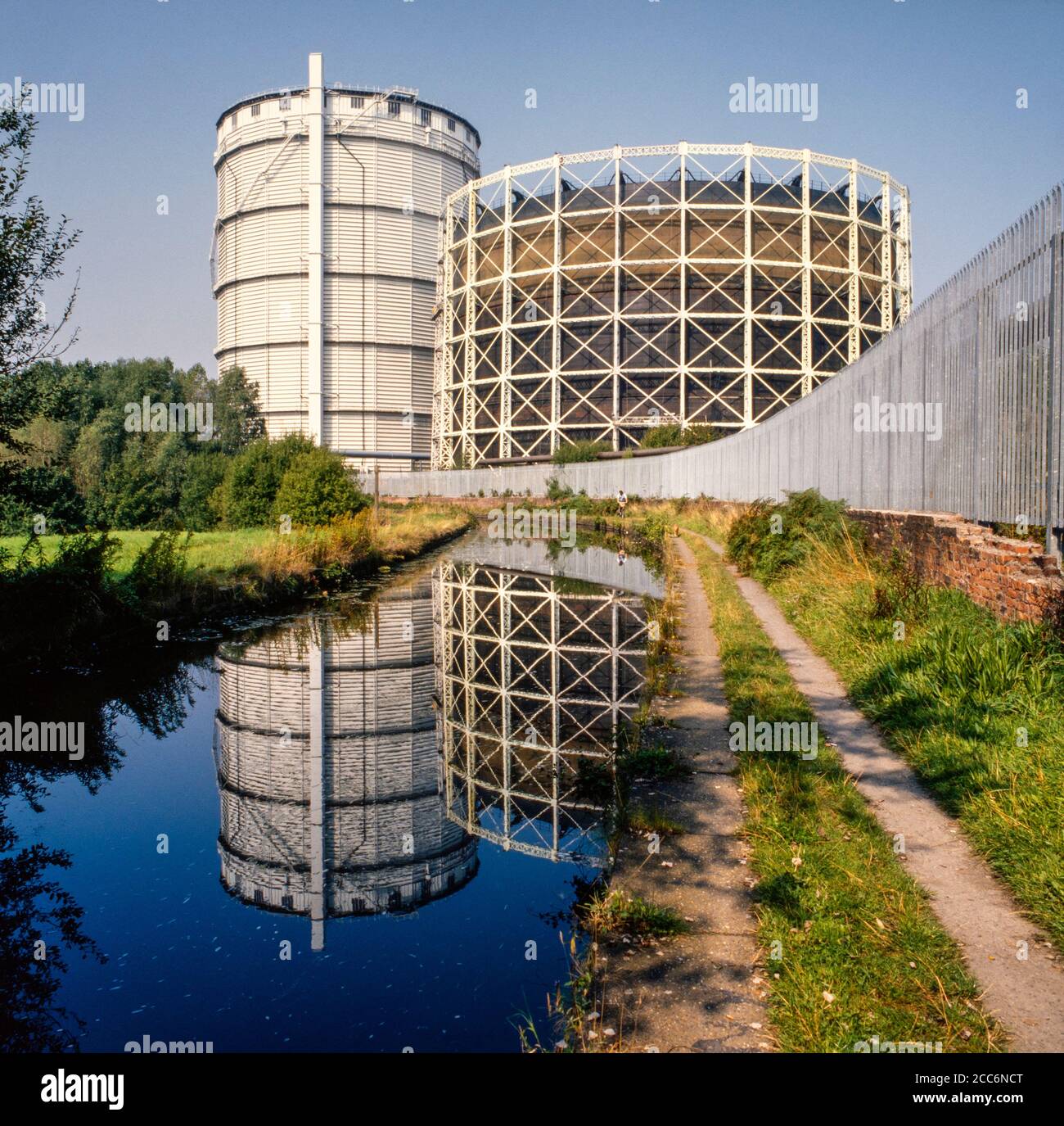 Gasometri visti sul canale Ashton, zona di Holt Town, Manchester, Inghilterra, Regno Unito. Ora non è in uso e quello a sinistra è stato demolito. Foto Stock