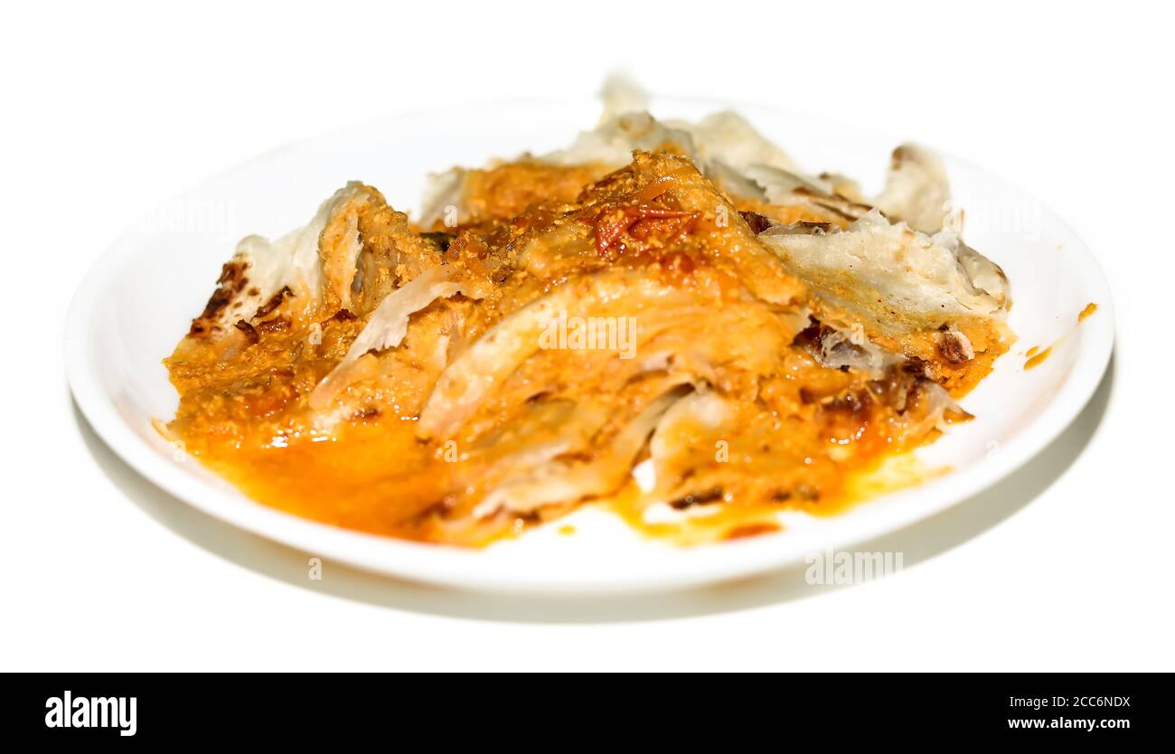 Paratha di grano fatto in casa o parotta a strati / pane piatto servito con curry di pollo, Foto Stock