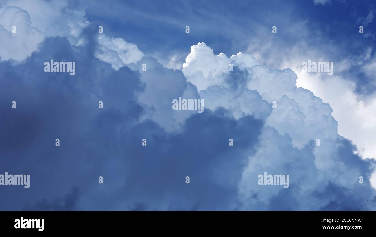 Il cielo è nuvoloso al mattino presto. Foto Stock