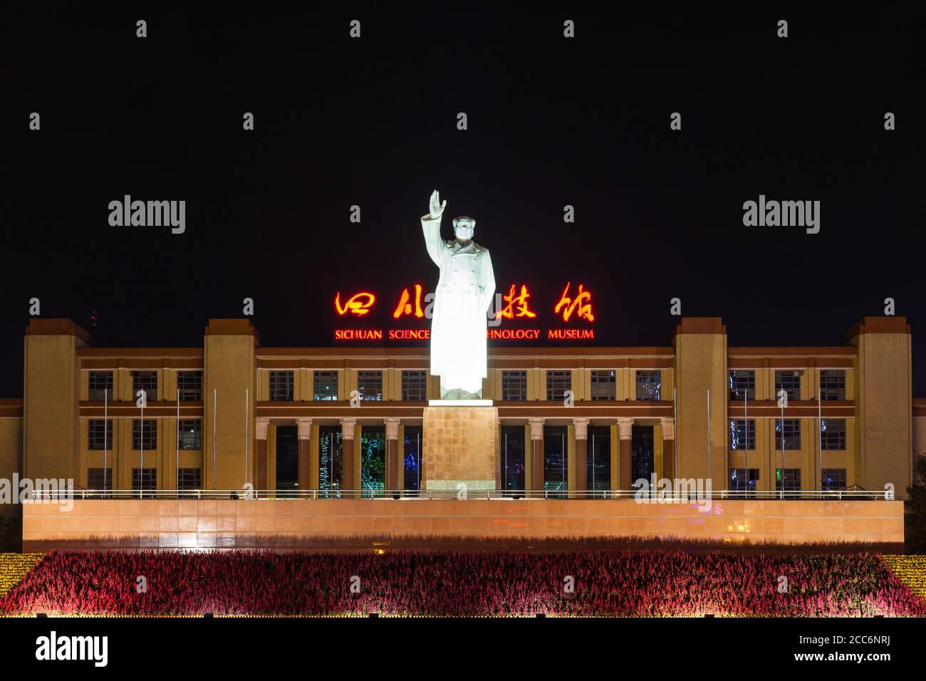 Chengdu, Cina - 14 agosto 2015 - Vista notturna della statua del Presidente Mao di fronte al Museo della Scienza e della tecnologia di Sichuan in Piazza Tianfu in C. Foto Stock