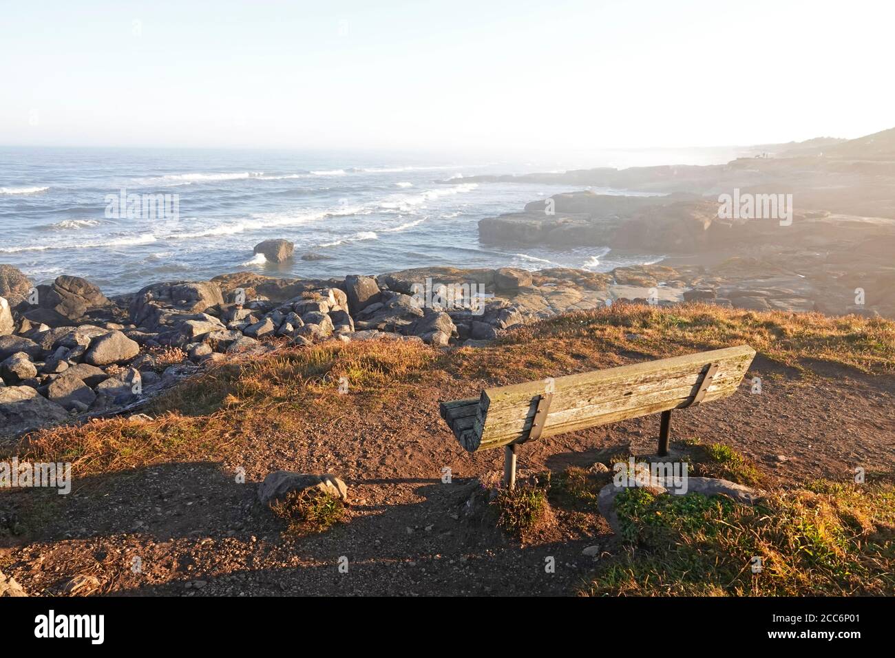 Una panchina solitaria su una vista sopra l'Oceano Pacifico a Yachats, Oregon. Foto Stock