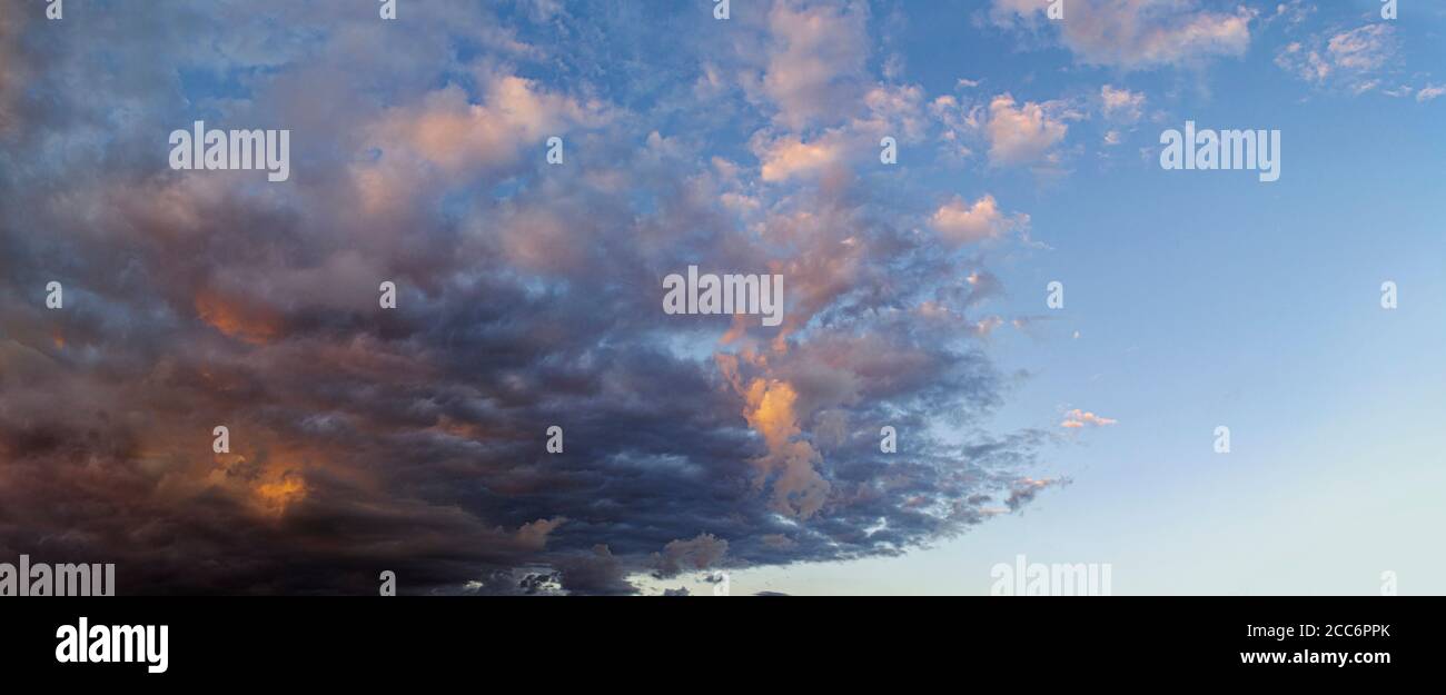 panorama delle nuvole rosse al tramonto, messa a fuoco morbida Foto Stock