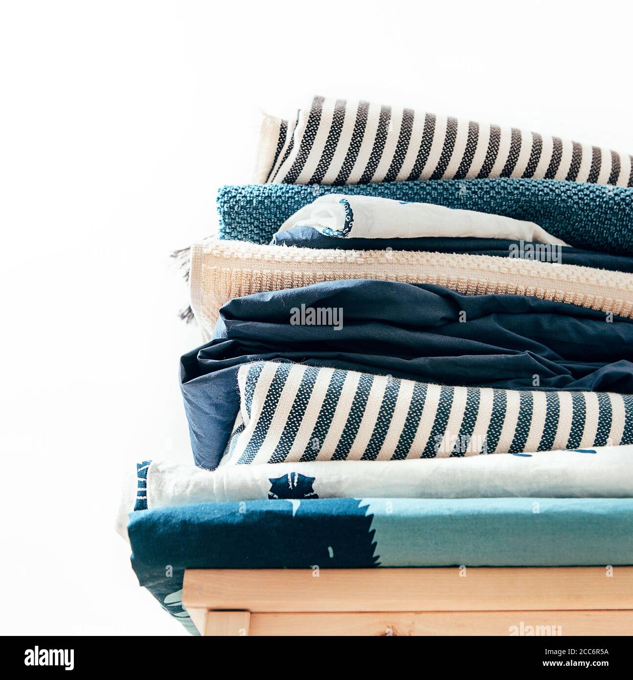 Asciugamani, coperte e altro tessuto domestico in blu e beidge colori Foto Stock