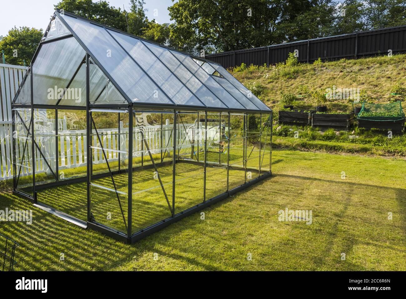 Bella vista di nuova costruzione moderna casa verde sul cortile posteriore. Concetto di giardinaggio. Foto Stock