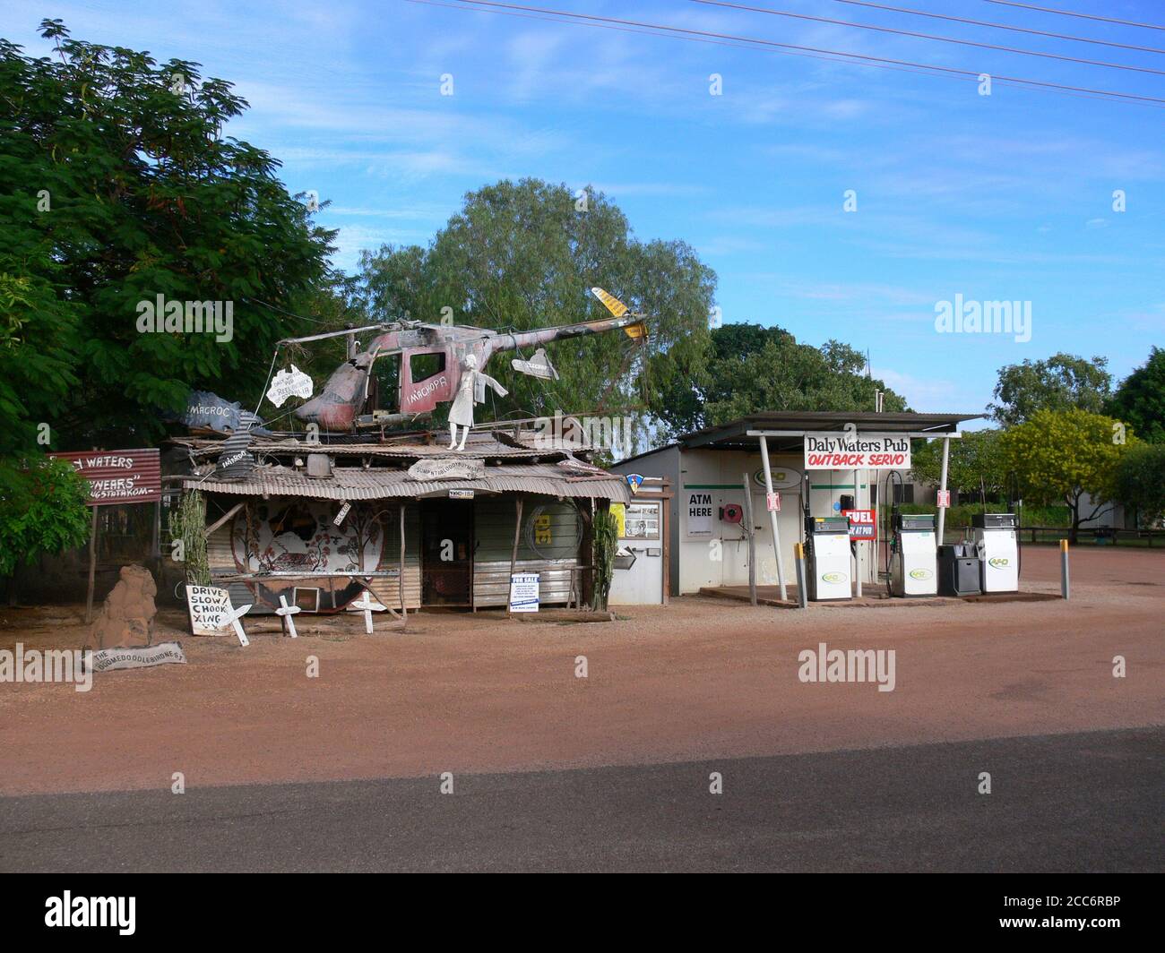 AUSTRALIA, TERRITORIO DEL NORD, DALY WATERS, STUART STREET, 14 MAGGIO 2010: Stazione di servizio in Daly Waters, Australia Foto Stock
