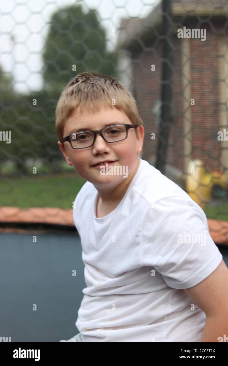 Giovane ragazzo preteen sul trampolino Foto Stock