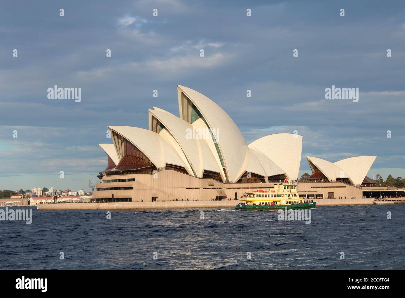 AUSTRALIA, SYDNEY, SYDNEY HARBOUR, BENNELONG POINT, 31 LUGLIO 2016: Il traghetto 'FISHBURN' passa davanti alla Sydney Opera House Foto Stock