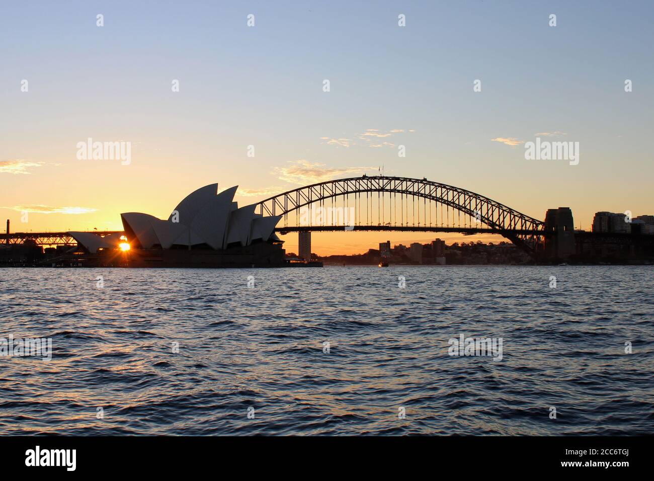 AUSTRALIA, SYDNEY, 31 LUGLIO 2016: Vista al tramonto dalla sedia di Mrs Macquarie al Harbour Bridge e all'Opera House Foto Stock