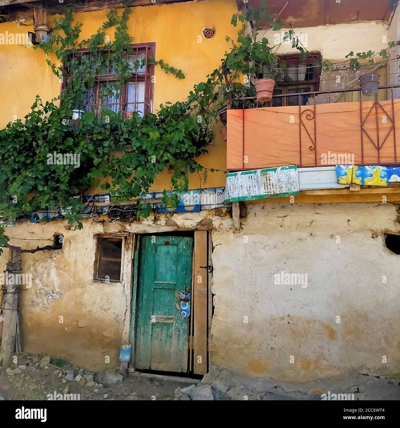 Una vecchia casa di villaggio ad Amasya. Muro di mattoni di fango. Case di Adobe. Foto Stock