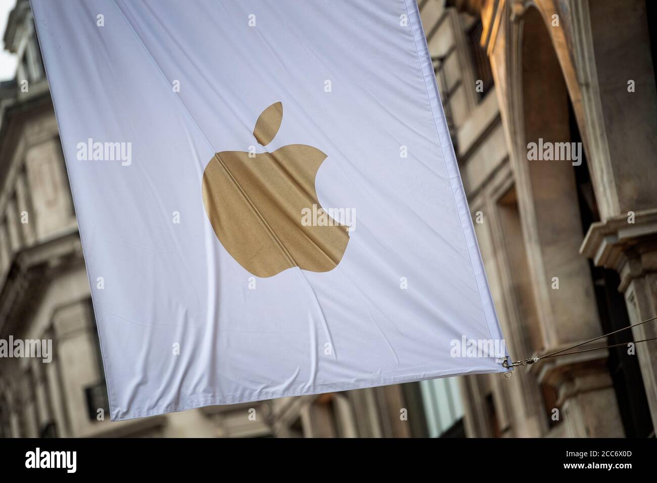 Negozio Apple su Regent Street, Londra. Il colosso tecnologico è diventato la prima azienda statunitense a vantare un valore di mercato di due trilioni di dollari, appena due anni dopo essere diventata la prima a raggiungere trilioni di dollari. Foto Stock