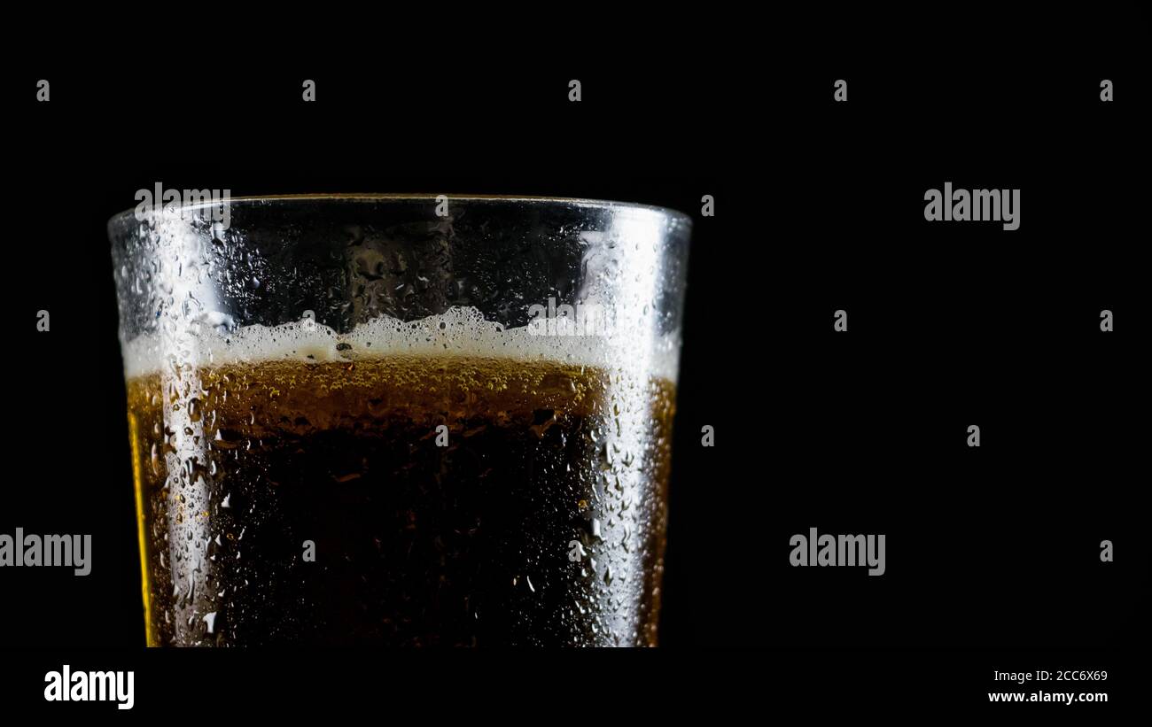 Bicchiere di birra su sfondo nero Foto Stock
