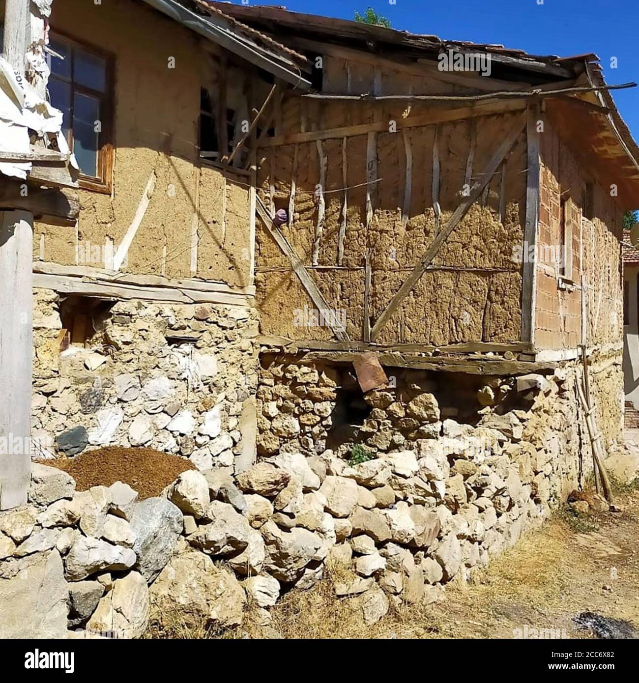 Una vecchia casa di villaggio ad Amasya. Muro di mattoni di fango. Case di Adobe. Foto Stock