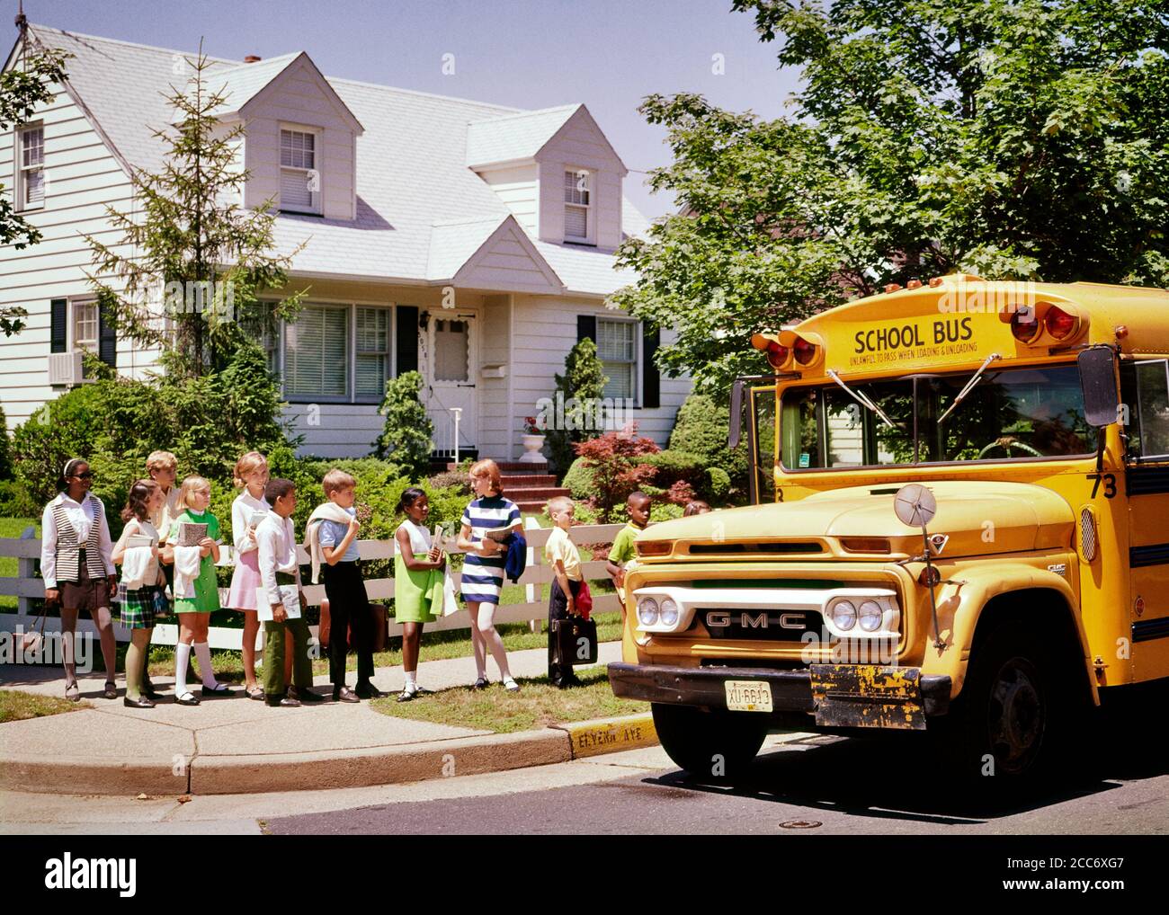 ANNI '60 1970 GRUPPO DI BAMBINI ETNICAMENTE DIVERSI RAGAZZI RAGAZZE OTTENERE SU BUS SCOLASTICO IN PERIFERIA - KS5975 HAR001 HARS UOMINI DI LUNGHEZZA INTERA FIDUCIA TRASPORTO LIBERTÀ SCUOLE DI GRADO VICINO VEICOLO A MOTORE AFROAMERICANI AFROAMERICANI E LA CONOSCENZA PROGREDISCONO L'ETNIA NERA OPPORTUNITÀ INTEGRATA PRIMARIA COLLEGAMENTO ELEGANTE VARI AUTOBUS COOPERAZIONE ETNICAMENTE GRADO CRESCITA SCOLASTICA GIOVANI PRE-TEEN PRE-TEEN RAGAZZA TOGETHERNESS TRANSITO CAUCASICO ETNIA HAR001 MOTORE VEICOLI AFROAMERICANI VECCHIO STILE Foto Stock