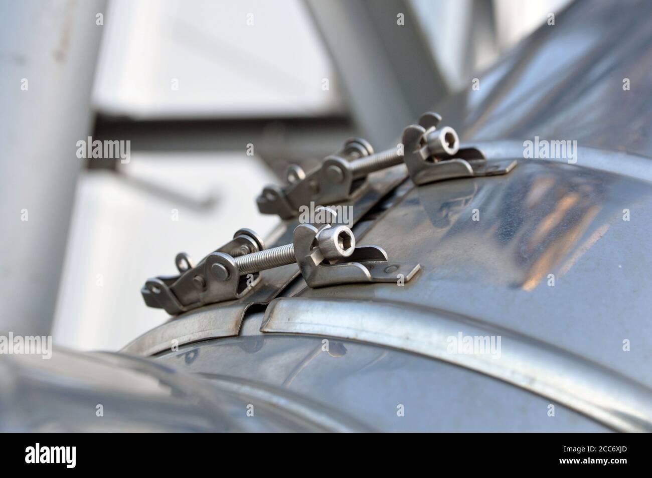 Viti senza fine e morsetti per tubi per edilizia. Collegamento dei tubi di scarico Foto Stock