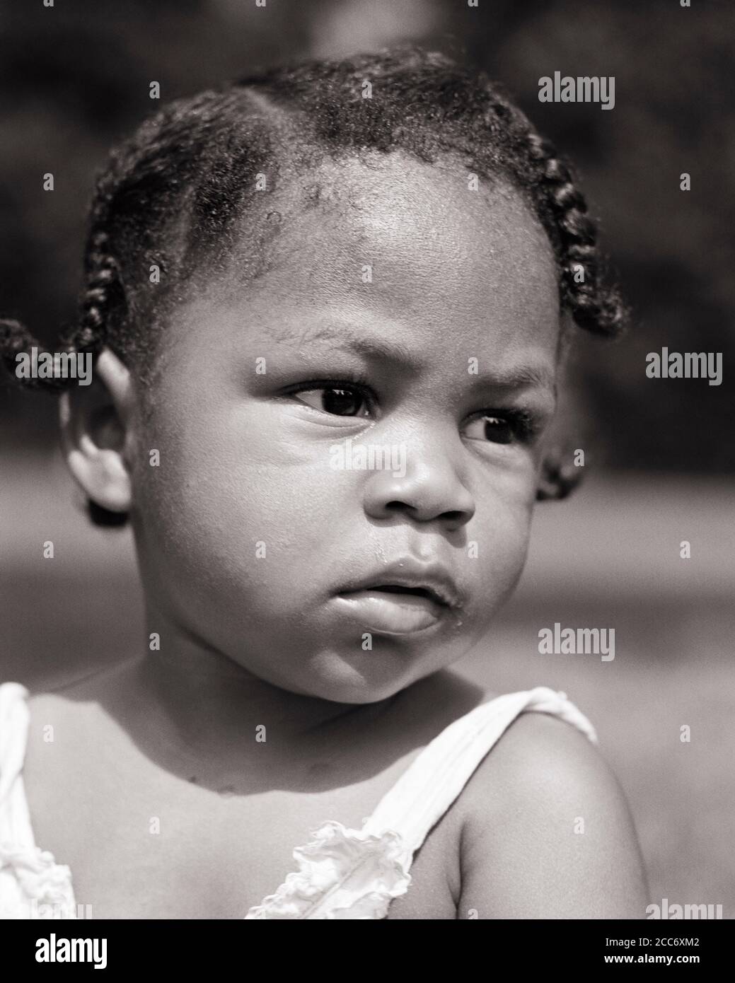 1940 RITRATTO AFROAMERICANO RAGAZZA GUARDANDO AL LATO CON TRECCE DI ESPRESSIONE SAD SERIE NEI CAPELLI - N101 HAR001 HARS PREOCCUPANTI B & W TORMENTATO RIGUARDAVA TRISTEZZA TESTA E SPALLE AFROAMERICANI ETNIA NERA AFROAMERICANA ORGOGLIO UMORE GLUM TRECCE GIOVANI MISERABILI BAMBINO RAGAZZA NERO E BIANCO HAR001 VECCHIO STILE AFROAMERICANI Foto Stock