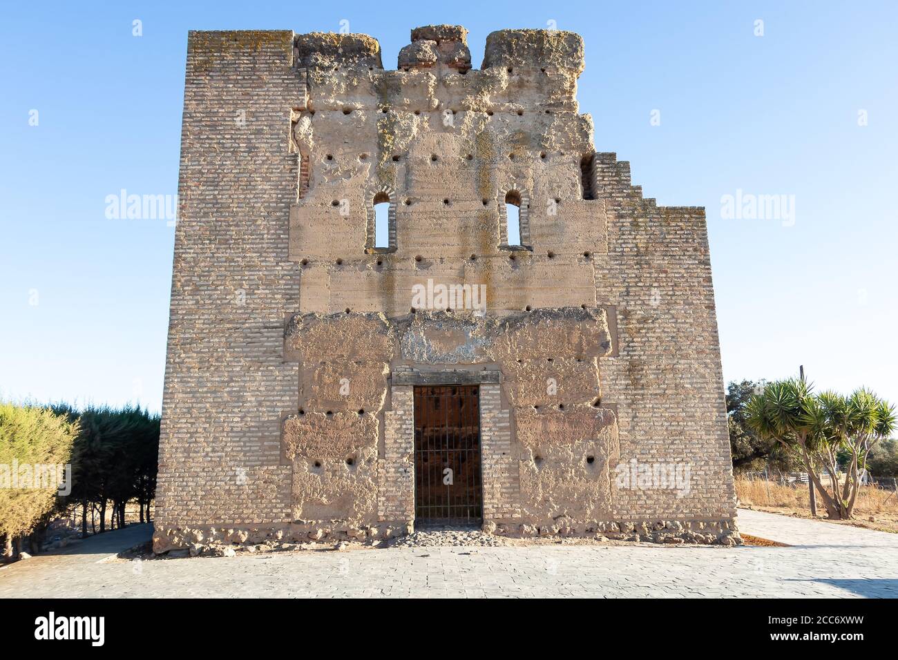 La torre di guardia di San Bartolome de la Torre si trova su un terreno alto, dominando una posizione strategica, potrebbe essere utilizzato come torre di guardia per le merci f Foto Stock