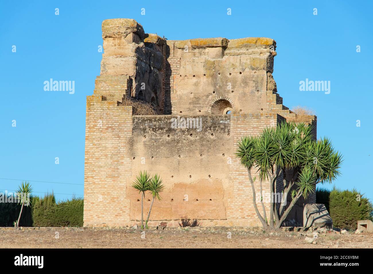 La torre di guardia di San Bartolome de la Torre si trova su un terreno alto, dominando una posizione strategica, potrebbe essere utilizzato come torre di guardia per le merci f Foto Stock