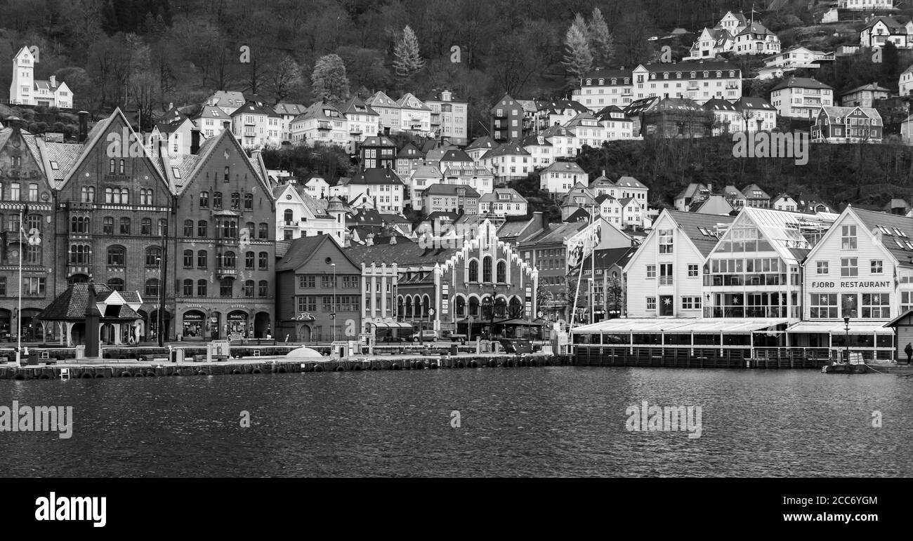Bergen, Norvegia - 17 novembre 2017: Vista sul mare della vecchia città di Bergen. Foto in bianco e nero Foto Stock