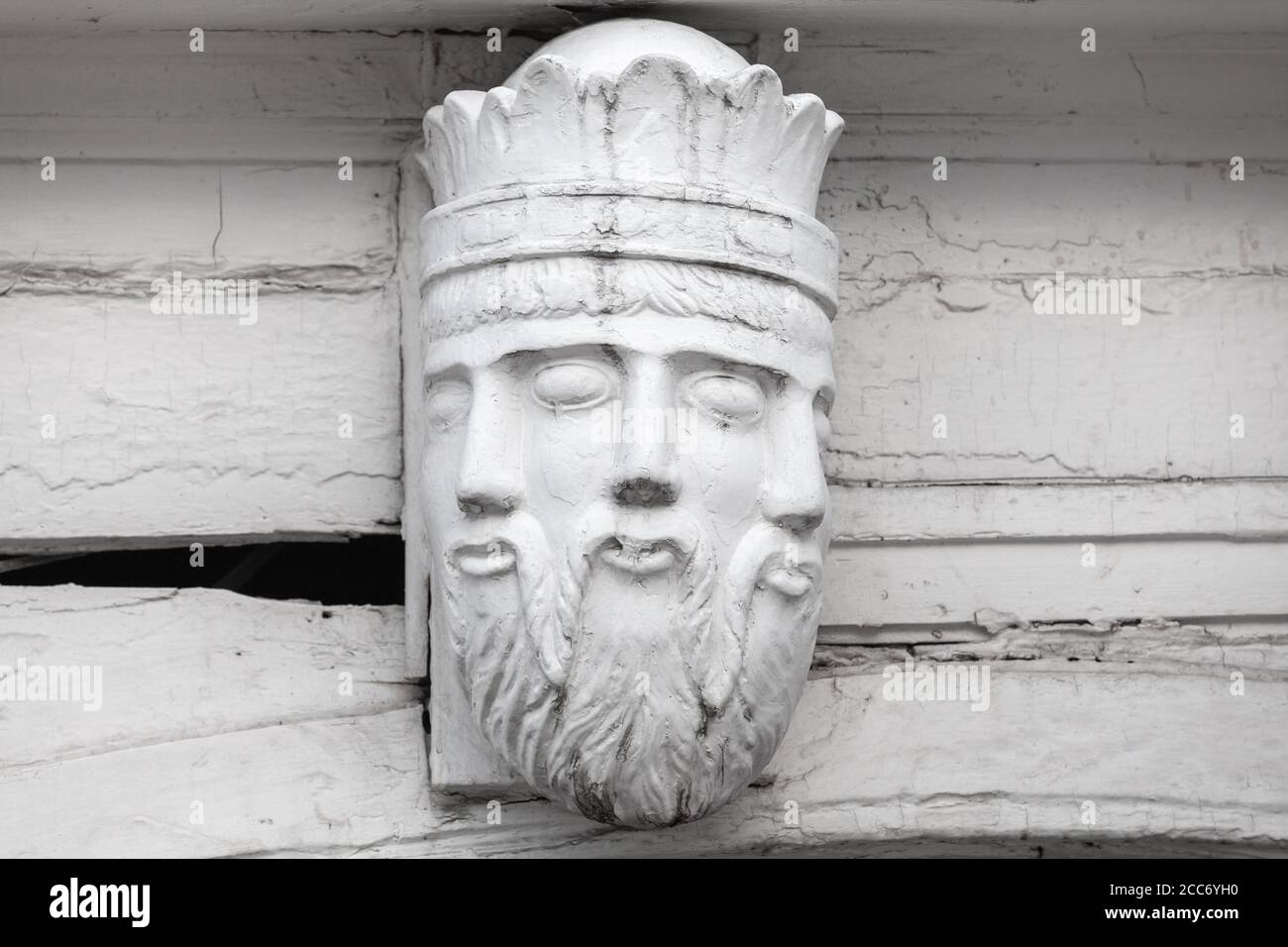 Bergen, Norvegia - 14 novembre 2017: Decorazione di una vecchia casa norvegese in legno, testa di un re con tre facce Foto Stock