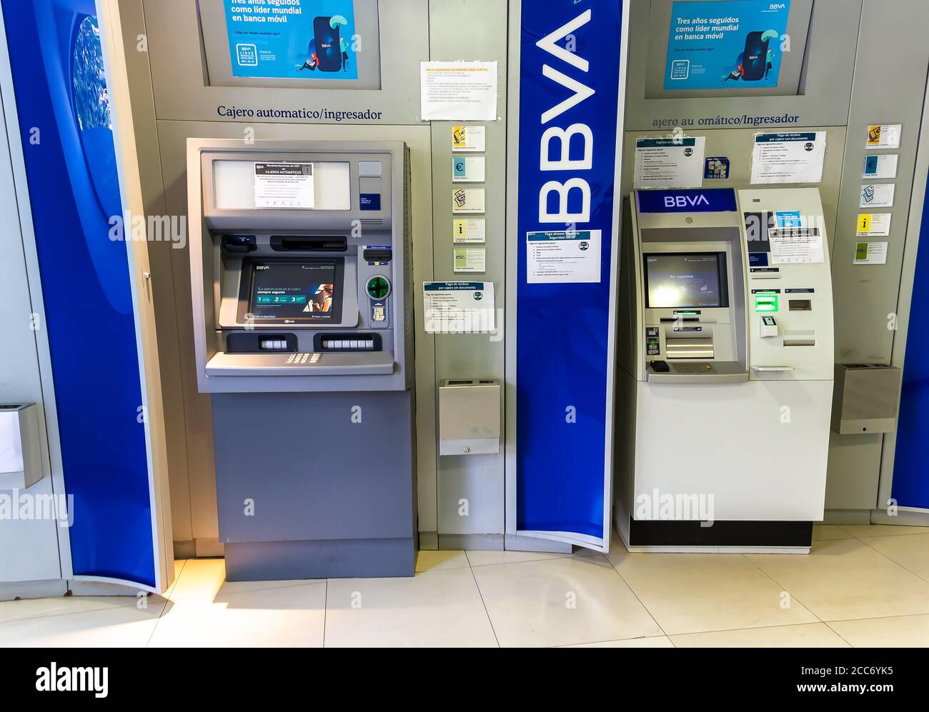 Huelva, Spagna - 16 agosto 2020: Varie macchine ATM della banca BBVA (Banco Bilbao Vizcaya Argentaria) nella città di Valverde del Camino, Huelva, Spa Foto Stock