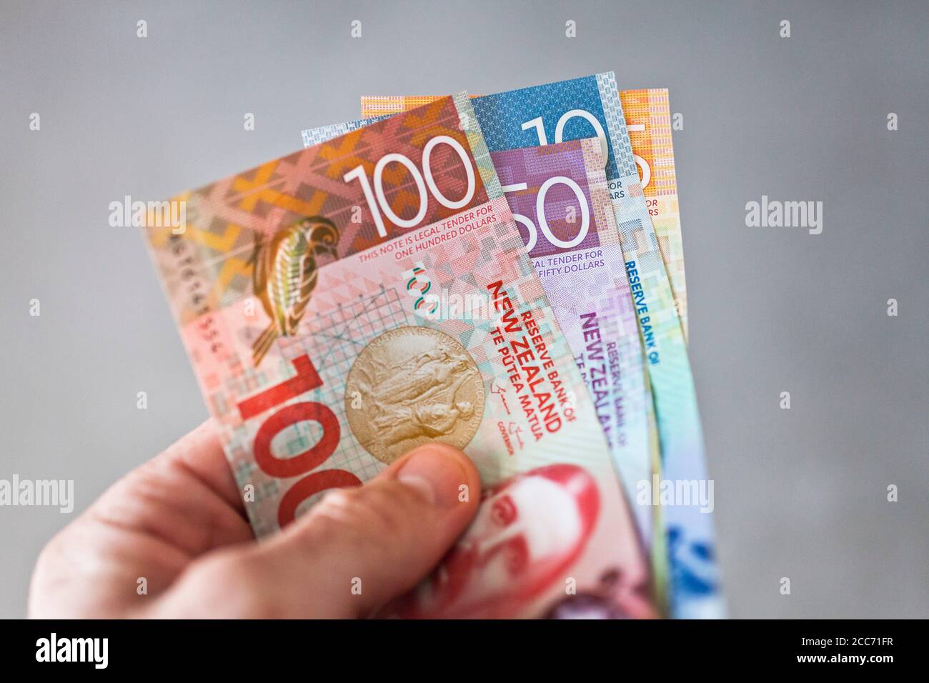 La valuta della Nuova Zelanda ha tenuto fuori in mano di alcuni Foto Stock