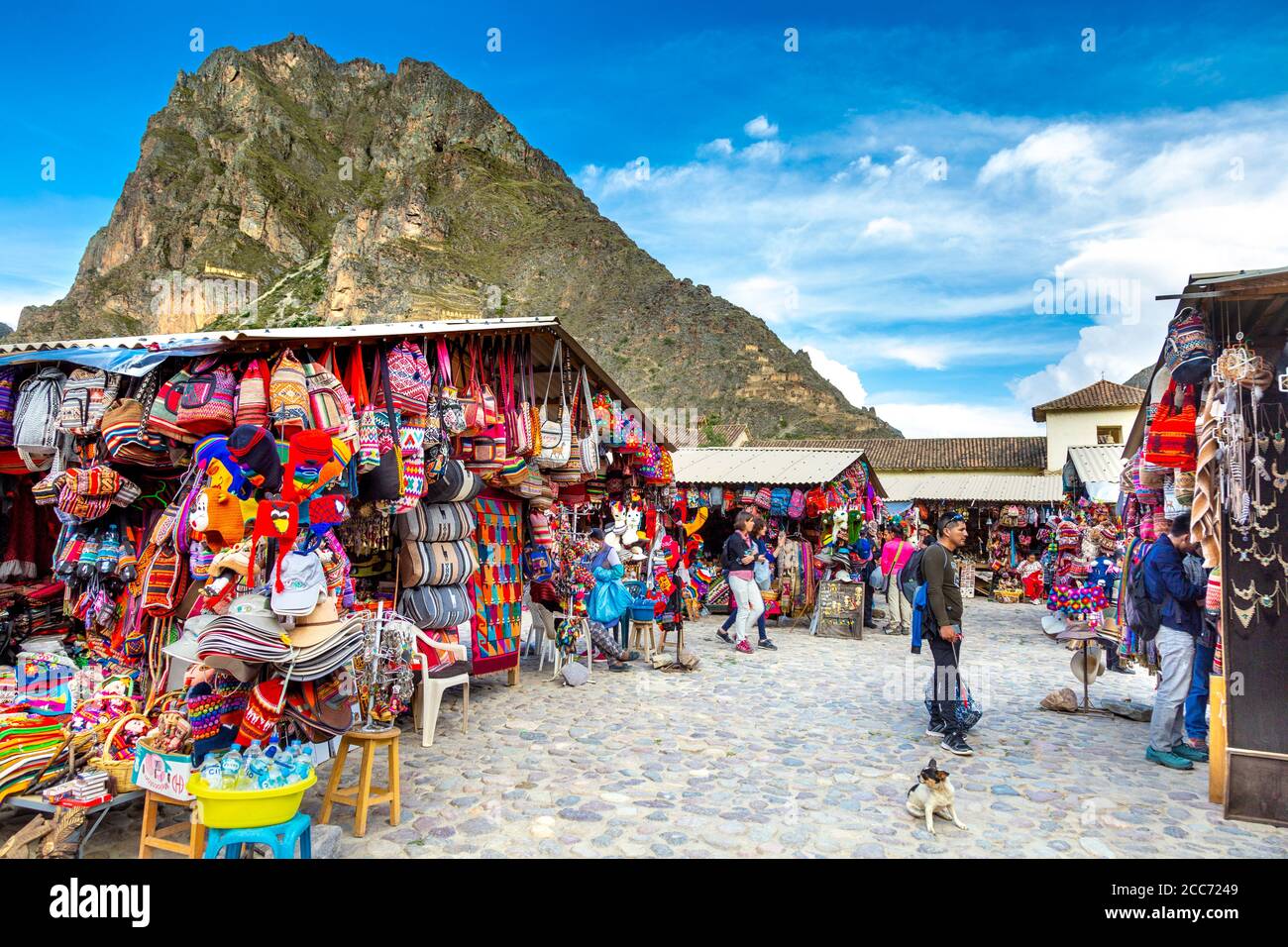 Mercado Artesanal souvenir e mercato artigianale a Ollantaytambo, Perù Foto Stock