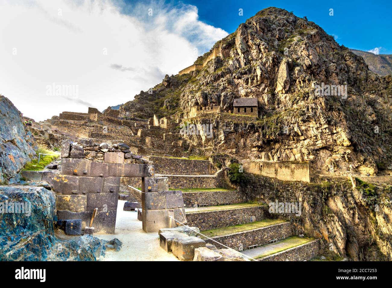 Porta e terrazze alle rovine dell'antica tenuta reale Inca dell'imperatore Pachacuti, Ollantaytambo, Valle Sacra, Perù Foto Stock