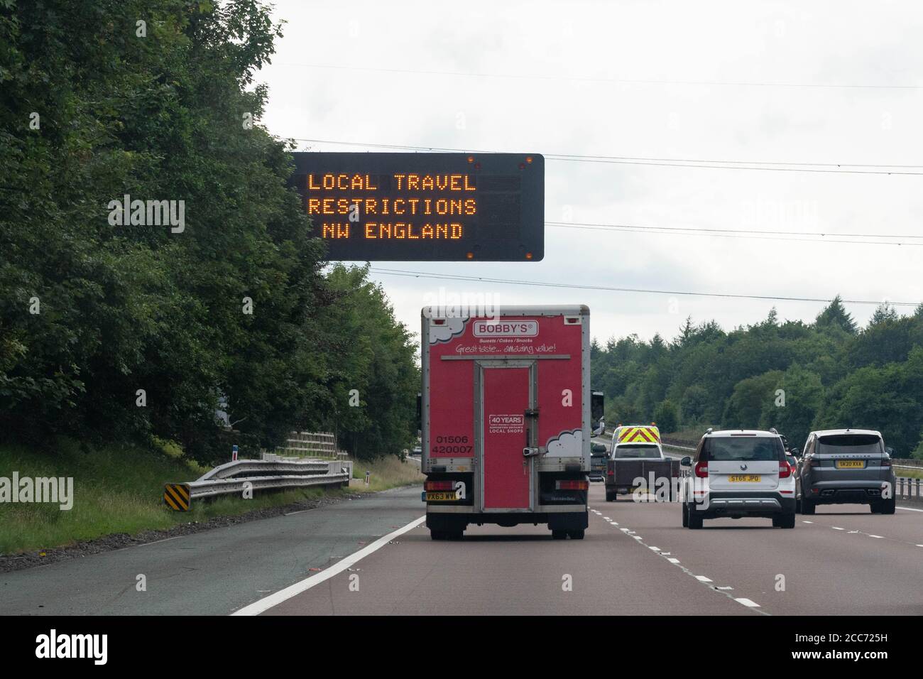 Restrizioni locali di viaggio nel nord-ovest Inghilterra M74 segnaletica stradale a sud della Scozia durante la pandemia del covid-19 Foto Stock