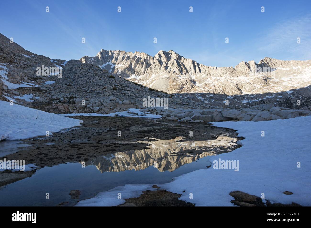Monte Abate riflesso in una piccola piscina di acqua di meltwater nel John Muir Wilderness nelle montagne della Sierra Nevada Foto Stock