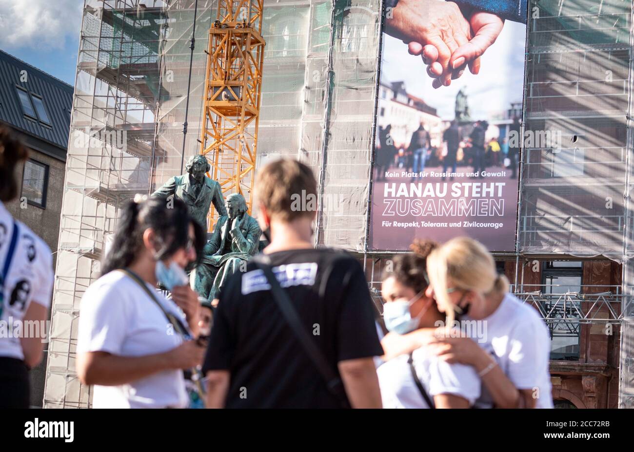 Hanau, Germania. 19 agosto 2020. Un nuovo banner con l'iscrizione 'Nessun posto per il razzismo e la violenza - Hanau si leva insieme per il rispetto, la tolleranza e il coraggio civile' è appeso sulla facciata del municipio di fronte al monumento Gebrüder Grimm. Credit: Frank Rumpenhorst/dpa/Alamy Live News Foto Stock