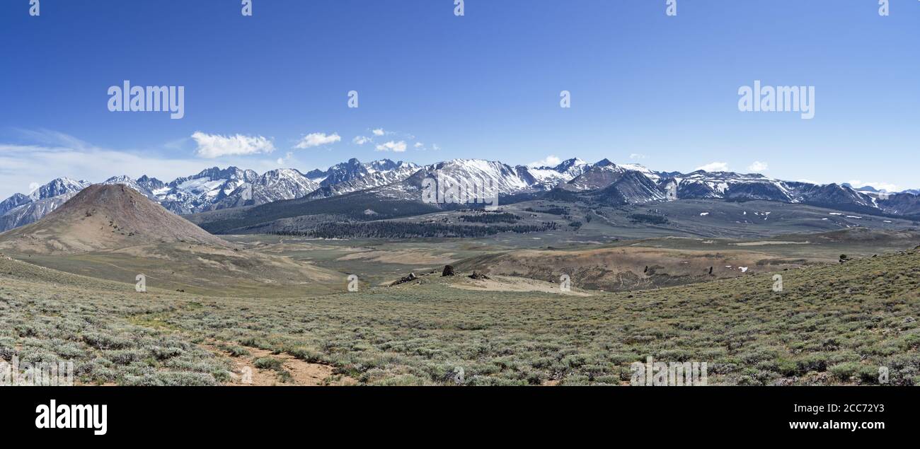 Panorama su Coyote Appartamenti nella Sierra orientale con Palisade montagne all'orizzonte Foto Stock