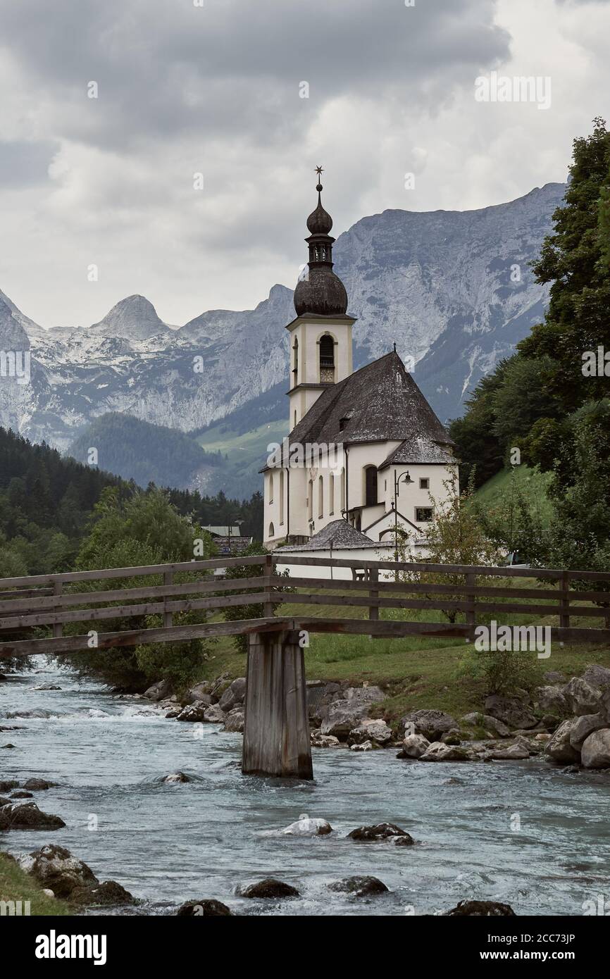 Chiesa di San Sebastiano con ruscello e paesaggio alpino a Ramsau vicino Berchtesgaden, Germania Foto Stock