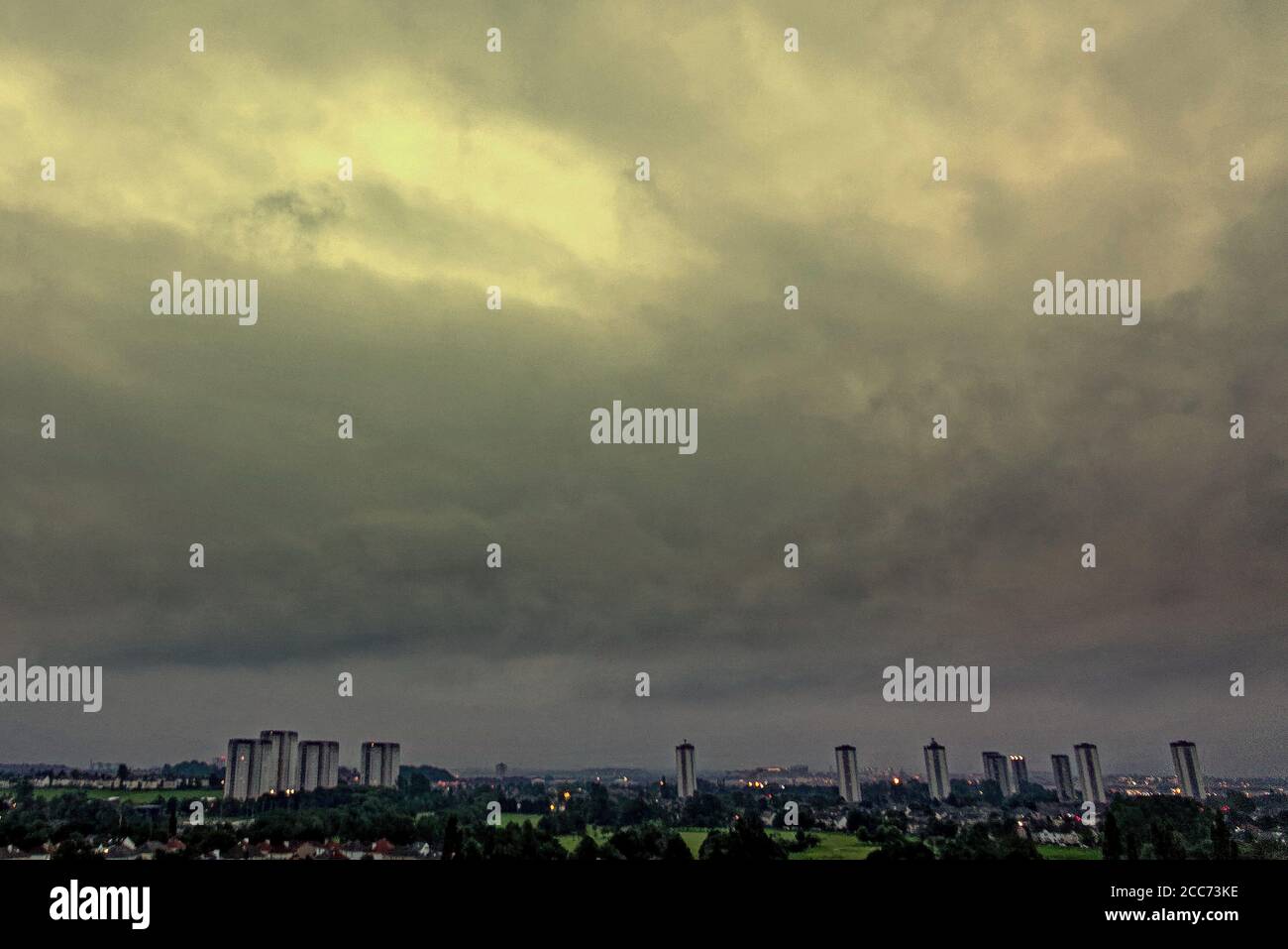 Glasgow, Scozia, Regno Unito 19 agosto, 2020: Regno Unito Meteo: Storm Ellen ha cominciato a soffiare in tarda giornata come pioggia e vento hanno mostrato la gente del posto una fine all'estate. Credit: Gerard Ferry/Alamy Live News Foto Stock